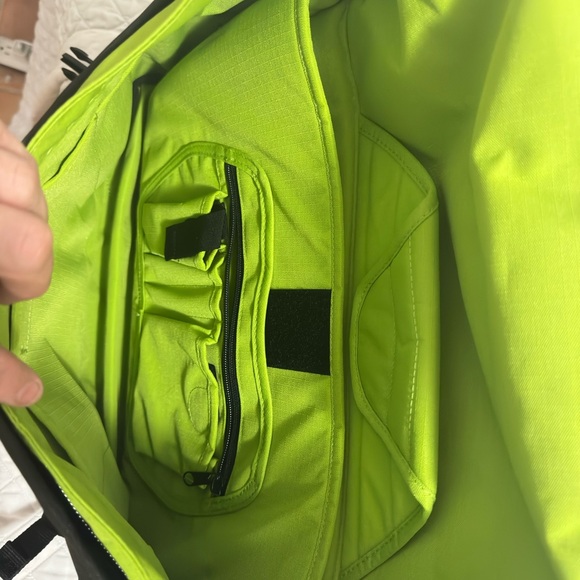 Crumpler  The Considerable Embarrassment Messenger laptop bag 
NEW never used - Picture 4 of 8